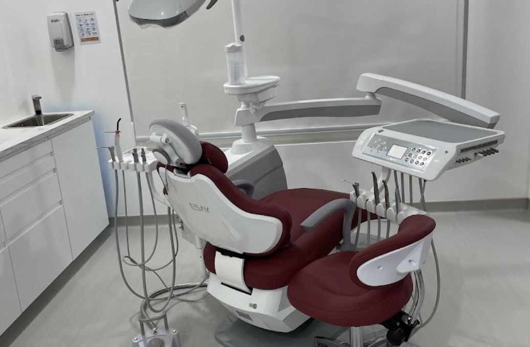 Modern dental treatment room at Deedz Dental Clinic Dubai, equipped with advanced dental technology
